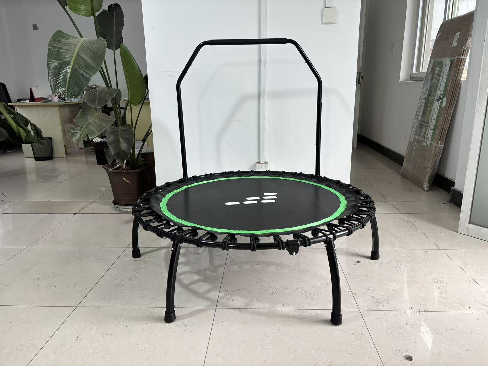 Entry-level round rebound trampoline